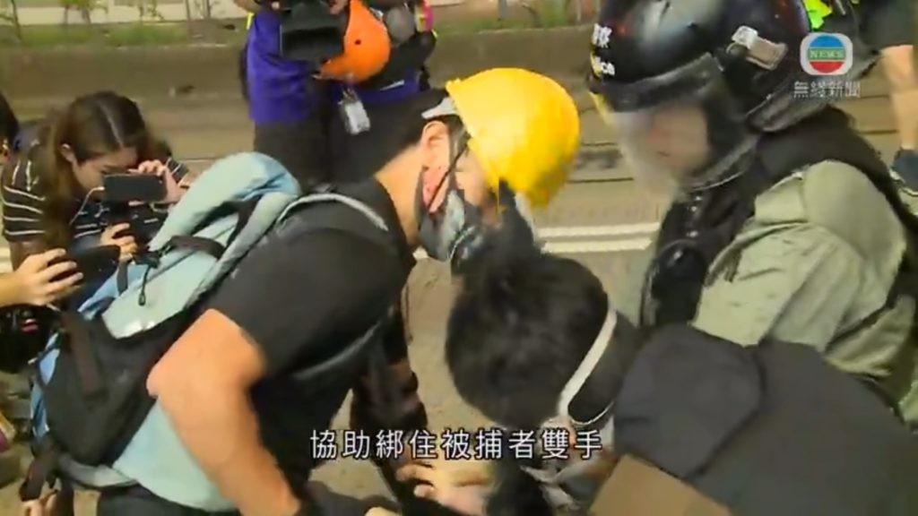 香港警察混入示威者中万名武警深圳集结– 乙烷日报